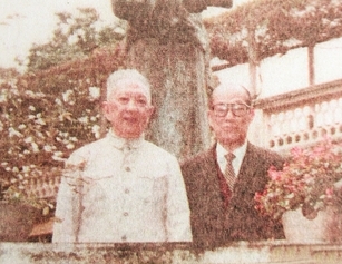 抗戰(zhàn)時期兩位景堂人八十年代重逢合影（左起：李文象、張大年）。
