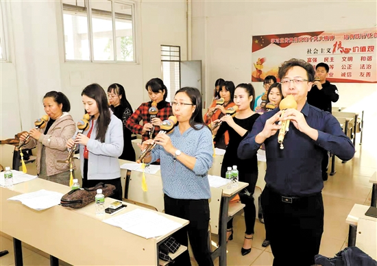 譚濤在認(rèn)真教學(xué)。