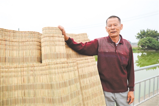 馬銳源與他編織的草席。