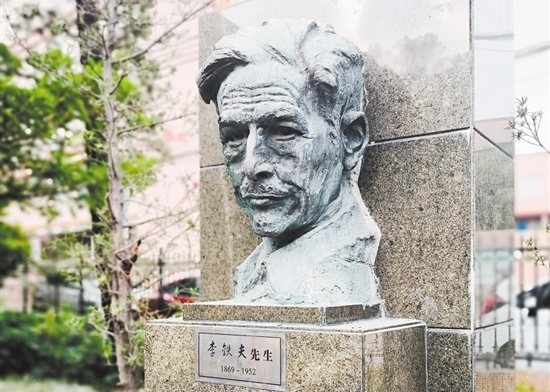 位于鐵夫畫閣的李鐵夫雕像。