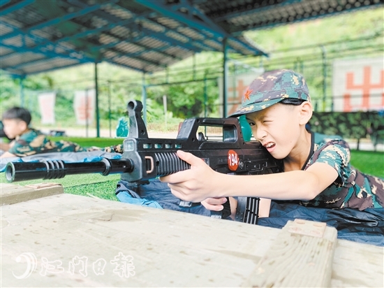 小營員們進(jìn)行臥姿射擊訓(xùn)練。