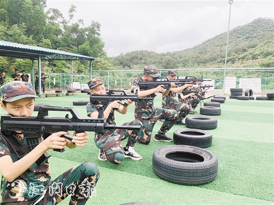 小營員們集體進(jìn)行45米跪姿射擊訓(xùn)練。