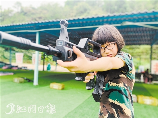“拿起槍來，我就是女漢子！”