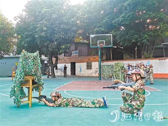 學(xué)生分為紅藍(lán)兩隊(duì)在操場上模擬軍事對抗。