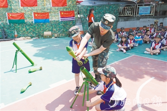 越塘小學從國防地理、國防歷史、國防科技以及常規(guī)武器裝配等方面，讓學生系統(tǒng)了解國防知識。
