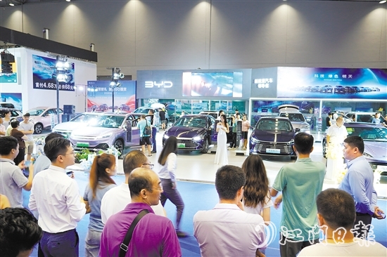 到車展現(xiàn)場看車購車的市民絡(luò)繹不絕。