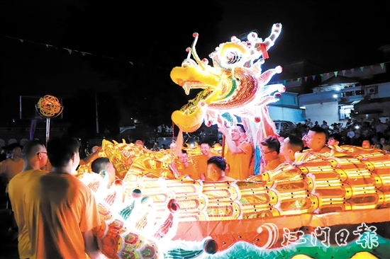 在鶴山市桃源鎮(zhèn)錢塘村舉行的彩龍游村活動上，村民舞動彩龍，非常熱鬧。