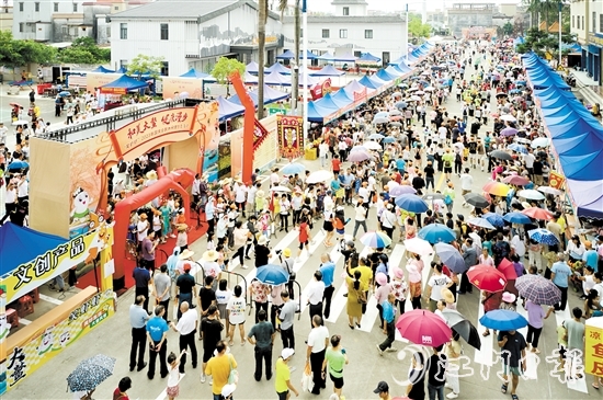 國慶節(jié)當(dāng)天，大鰲鎮(zhèn)“笑蝦蝦”水鄉(xiāng)文化旅游嘉年華活動開幕，吸引大量人流。