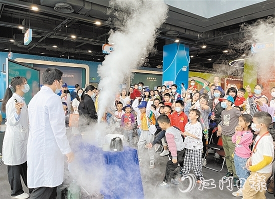 區(qū)科技館舉辦有趣生動(dòng)的科學(xué)實(shí)驗(yàn)，給孩子們留下了美好的回憶。
