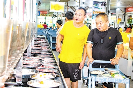 在五洞村，牛肉美食琳瑯滿目，任君挑選。