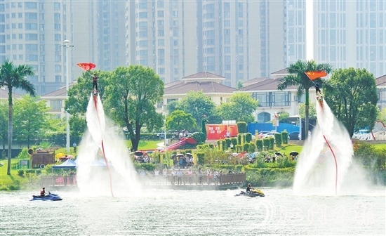“慶國慶·水舞錦江”錦江水秀為廣大市民、游客送上了精彩的水上特技視覺盛宴。