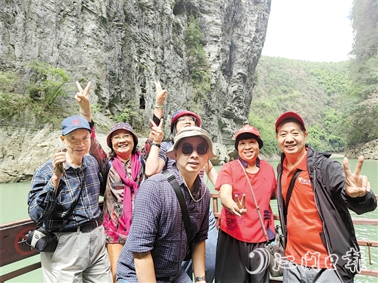 團友到神龜峽游玩。