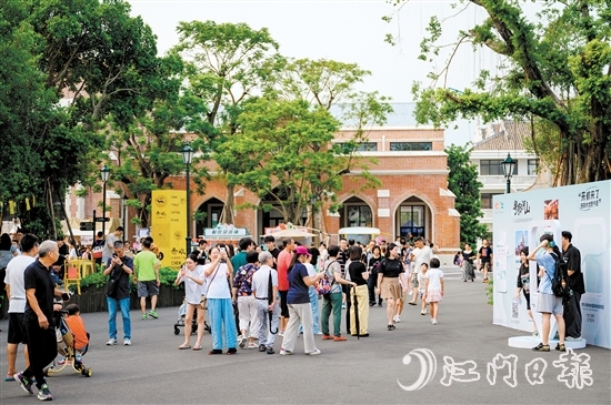 “雙節(jié)”假期，開平碉樓文化旅游景區(qū)喜迎八方來客，自力村、立園、馬降龍等主景區(qū)熱鬧非凡。