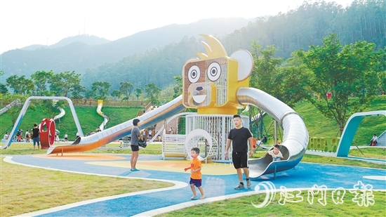 中秋國(guó)慶假期，新會(huì)兒童公園迎來(lái)不少游客。