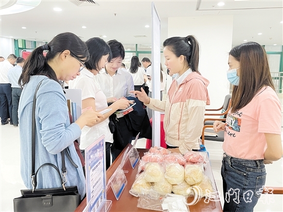 參會(huì)人員體驗(yàn)數(shù)字人民幣App。