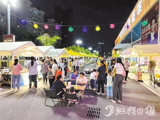 夜幕降臨，霓虹閃爍，市民穿行于集市，邊逛邊吃，享受著夜晚的悠閑時光。