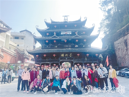 重慶純玩雙飛5天之旅首發(fā)團(tuán)合影留念。