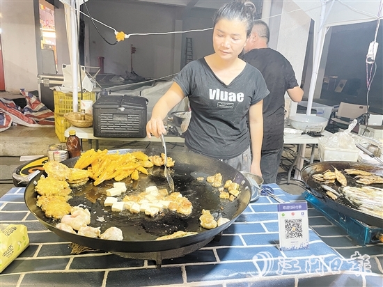 蔣麗娟在集市賣起她的家鄉(xiāng)傳統(tǒng)小吃——豆腐角。