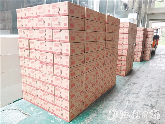 “雙11”商家加班加點(diǎn)打包、發(fā)貨。