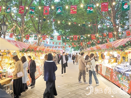 佛山嶺南天地集市統(tǒng)一圣誕主題設(shè)計(jì)，十分吸睛。