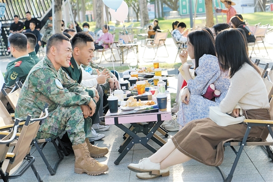 參加活動(dòng)的軍地男女青年進(jìn)行互動(dòng)。