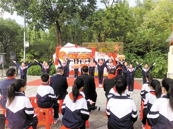 開(kāi)平市金山小學(xué)學(xué)生來(lái)到開(kāi)平市雙擁主題公園，開(kāi)展愛(ài)國(guó)主義教育活動(dòng)。