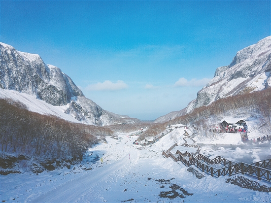 冰雪親子游是寒假、春節(jié)旅游的特色產(chǎn)品。