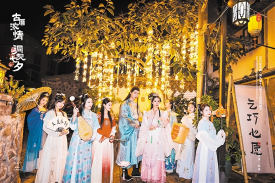 伴隨著“夜光經(jīng)濟(jì)”“沙灘經(jīng)濟(jì)”的興起，游客們多了在東岙村駐足停留的理由，也讓當(dāng)?shù)卮迕裼辛烁鄤?chuàng)業(yè)、就業(yè)機(jī)會(huì)。