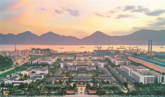 依托青拓集團，寧德集聚了70多個不銹鋼中下游產業(yè)鏈項目。圖為青拓園區(qū)。