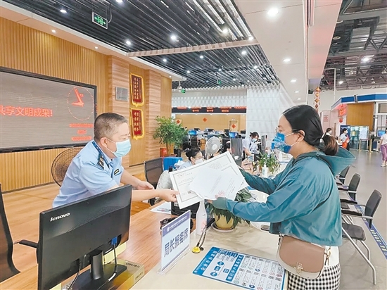 寧德持續(xù)提級優(yōu)化“寧德服務”品牌，率先推行行政服務中心辦事大廳“局長服務日”工作機制。