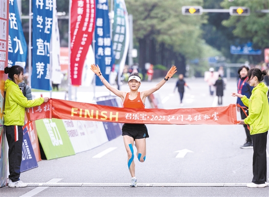 我國(guó)選手鐘佳萌獲得全馬女子組冠軍。周華東