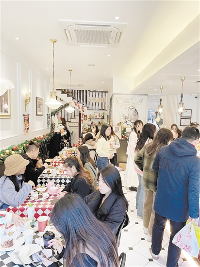 上個周末，不少人慕名前來SHERRY店鋪品嘗甜品。