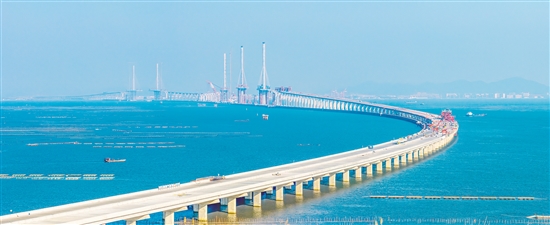 黃茅海跨海通道預(yù)計(jì)明年建成通車，屆時(shí)將進(jìn)一步拉近江門與港澳的時(shí)空距離。