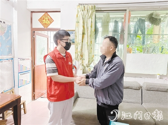 鶴山市退役軍人事務(wù)局工作人員上門問需，幫助退役軍人緩解燃眉之急。