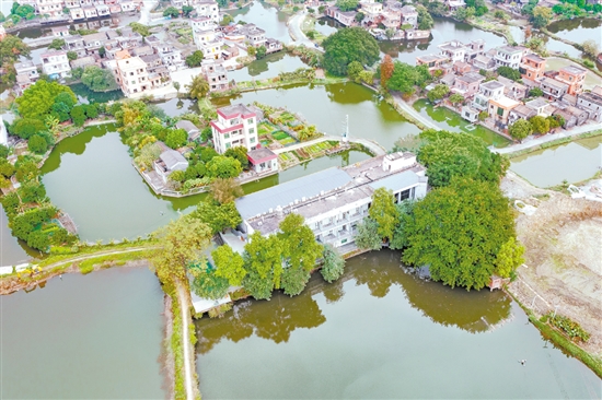 位于古勞鎮(zhèn)上升村的方塘水墨民宿，綠水環(huán)繞，景色宜人。