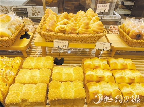 對于貴價面包，有市民吐槽定價過高，有市民則認為物有所值。