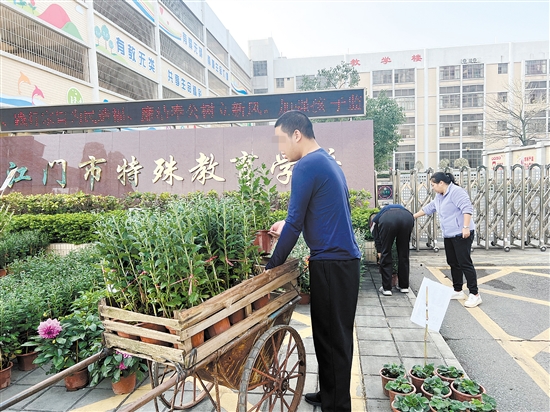 學生們搬運迎春花，為義賣作準備。