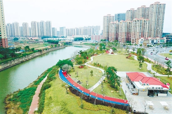 臺山碧道的設(shè)計與建設(shè)理念，均以生態(tài)保護(hù)為核心，注重保留沿途的河灘地，營造“紅花盛開、綠草如茵、魚兒游弋”的生態(tài)水文環(huán)境。圖為臺城河段碧道。