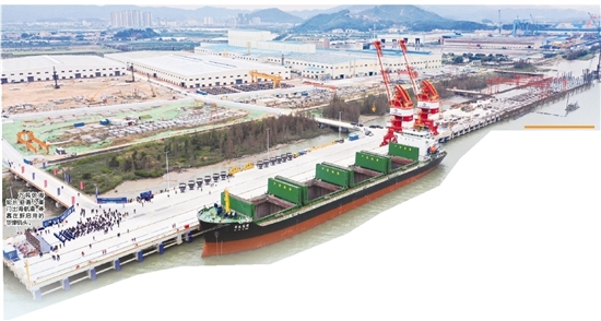 萬噸級海輪長驅(qū)直入崖門出海航道，?？吭谛聠⒂玫娜A津碼頭。