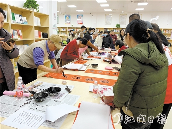 書法家現(xiàn)場書寫春聯(lián)，為退役軍人和群眾送上新春祝福。