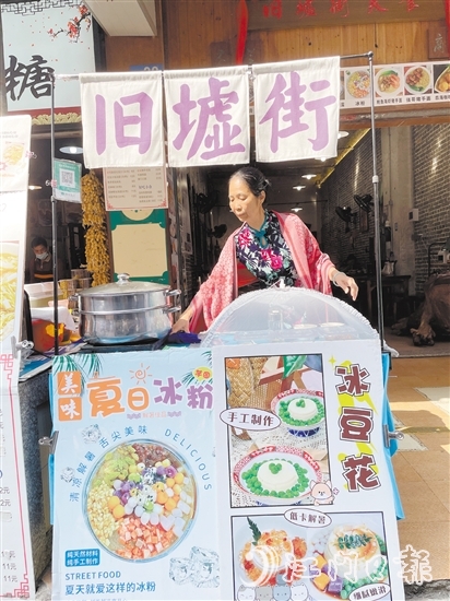 黃綺屏在店門(mén)口支起了小攤，既接地氣又有特色，吸引過(guò)往行人關(guān)注。