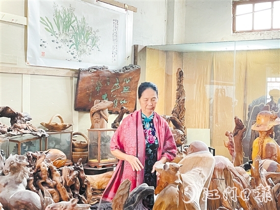 黃綺屏和她的根雕藝術(shù)藏品。