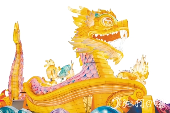 赤坎華僑古鎮(zhèn)內(nèi)的龍花燈，氣勢如虹，萌態(tài)可掬，把濃厚的春節(jié)氛圍拉滿，點亮了赤坎華僑古鎮(zhèn)的“夜景模式”。
