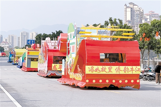 精心“打扮”的20輛花車行駛在錦江河岸。張安怡