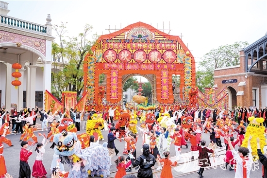 赤坎華僑古鎮(zhèn)以“赤坎過龍年”為主題，通過新中式氛圍裝飾與中西文化交融的演藝，為游客增添年味。
