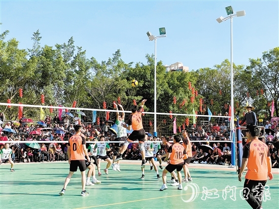 臺山市三合鎮(zhèn)新春九人排球賽在三合鎮(zhèn)溫泉新區(qū)新星光排球場舉行。