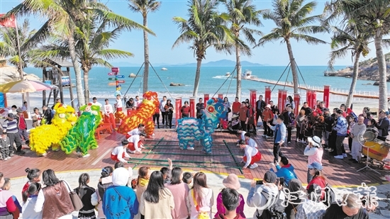 春節(jié)假期，那琴半島景區(qū)舉行舞獅等多彩活動(dòng)，吸引眾多游客前來游玩。
