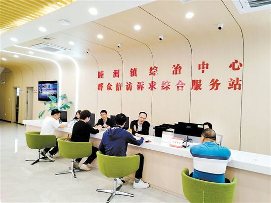 市民群眾在新會區(qū)睦洲鎮(zhèn)綜治中心辦理業(yè)務(wù)。