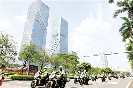 江門公安交警開展交通安全巡查。