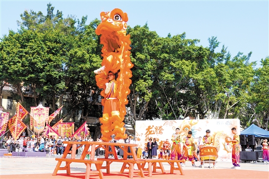 長(zhǎng)堤歷史文化街區(qū)舉行江門市龍獅巡游。圖為醒獅高樁表演。